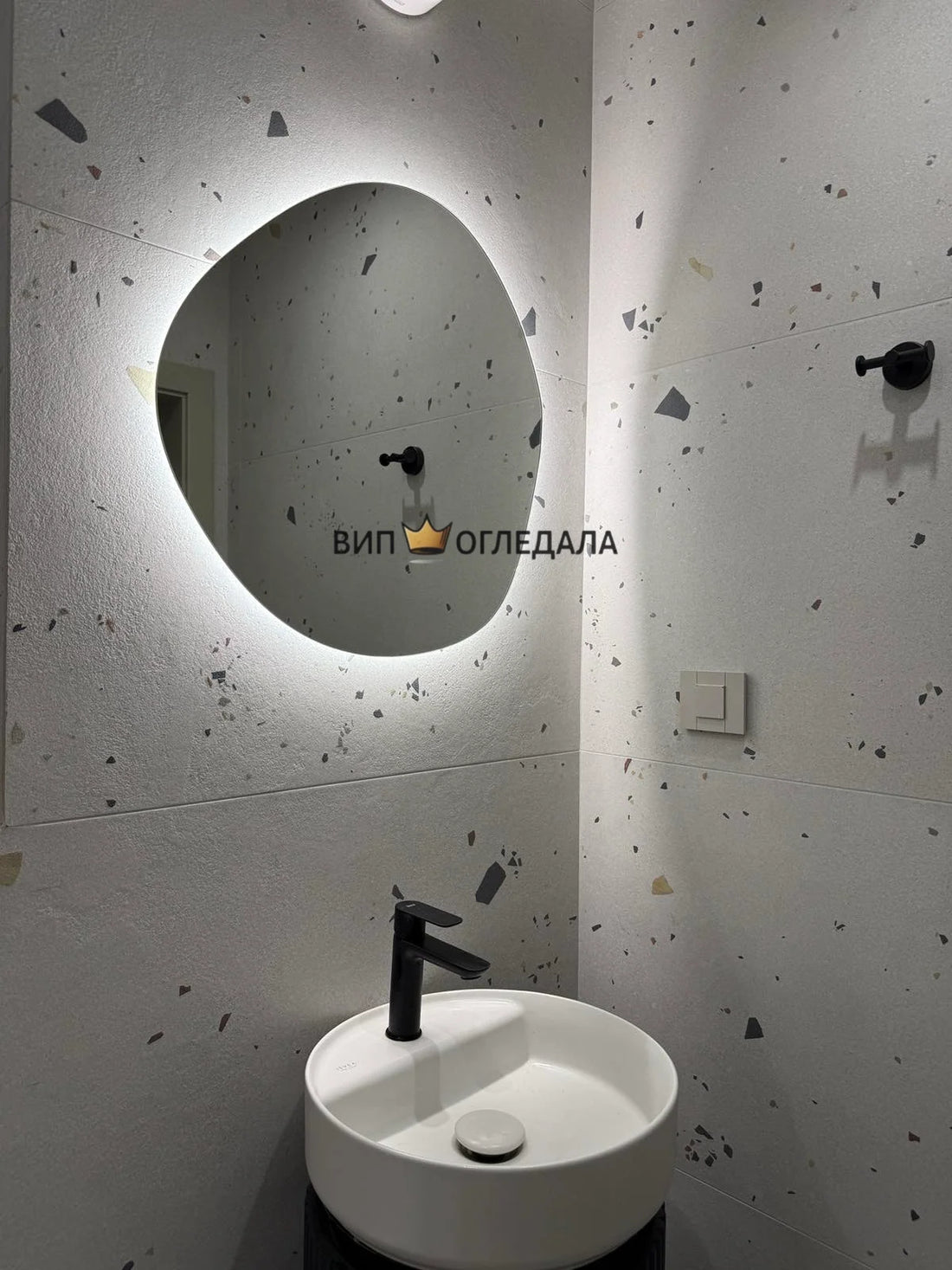 LED огледало с видима светлинна рамка над мивка в баня