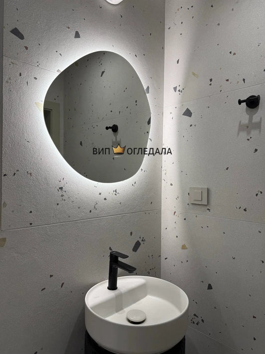 LED огледало с видима светлинна рамка над мивка в баня